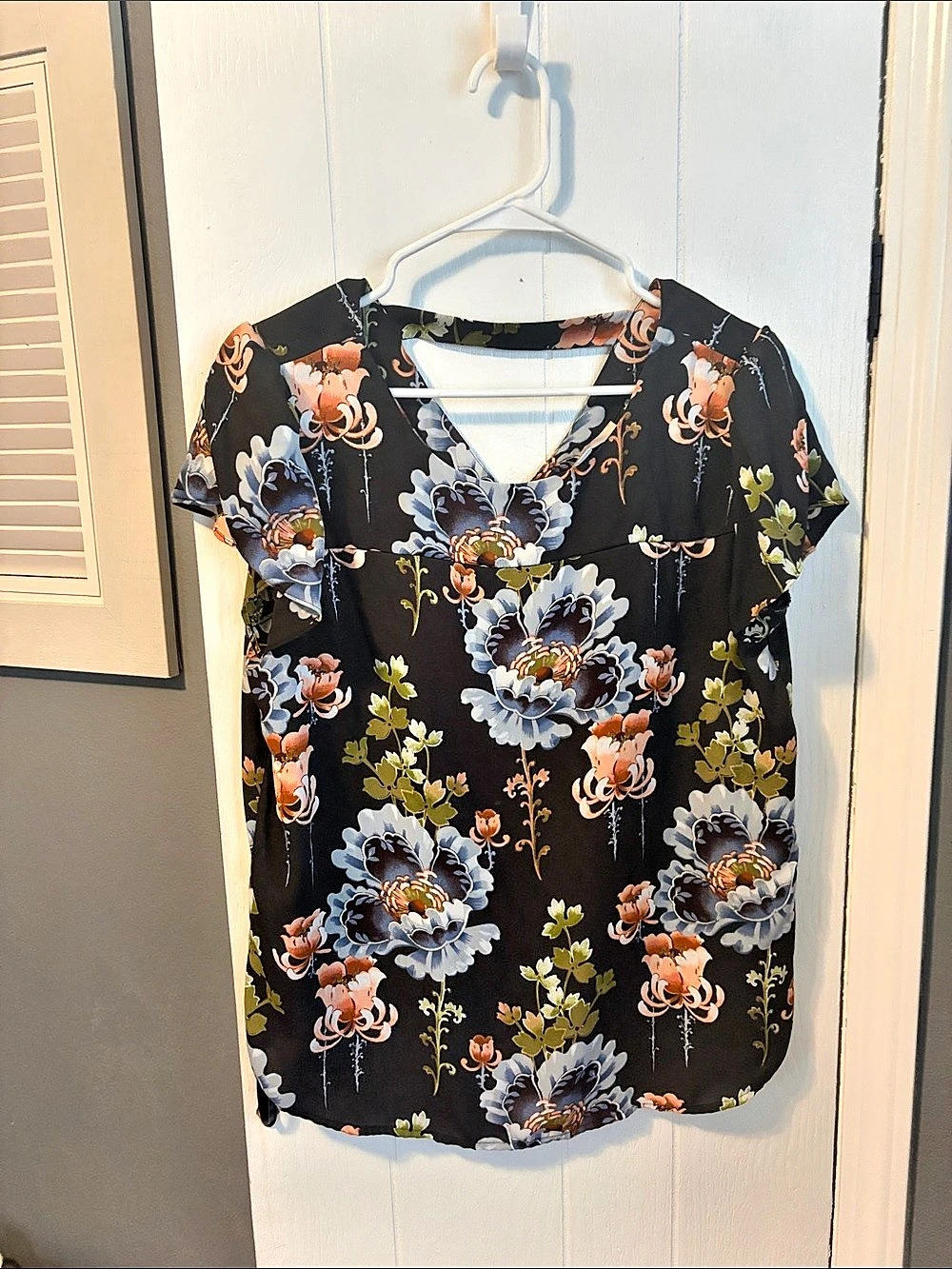 Floral Short Sleeve Blouse in Black & Blue Like New